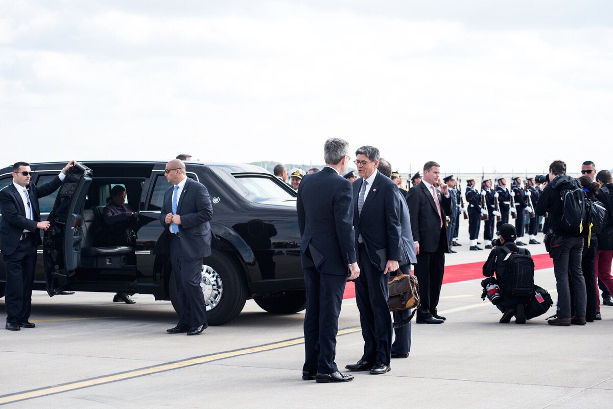 Μια από τις λίγες φωτογραφίες στις οποίες διακρίνεται ο Υπουργός Οικονομικών των Η.Π.Α. Τζακ Λιου.