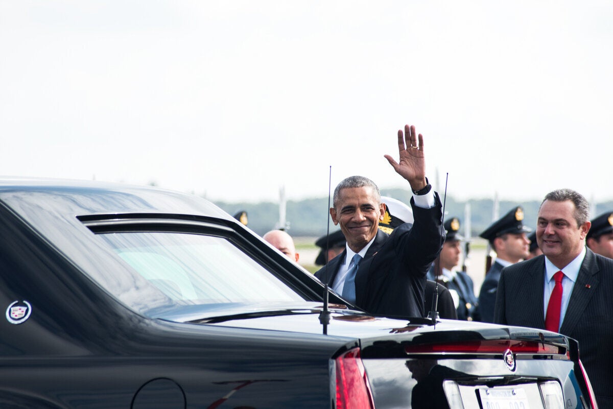 Αποχαιρετώντας πριν μπει στο αυτοκίνητο.