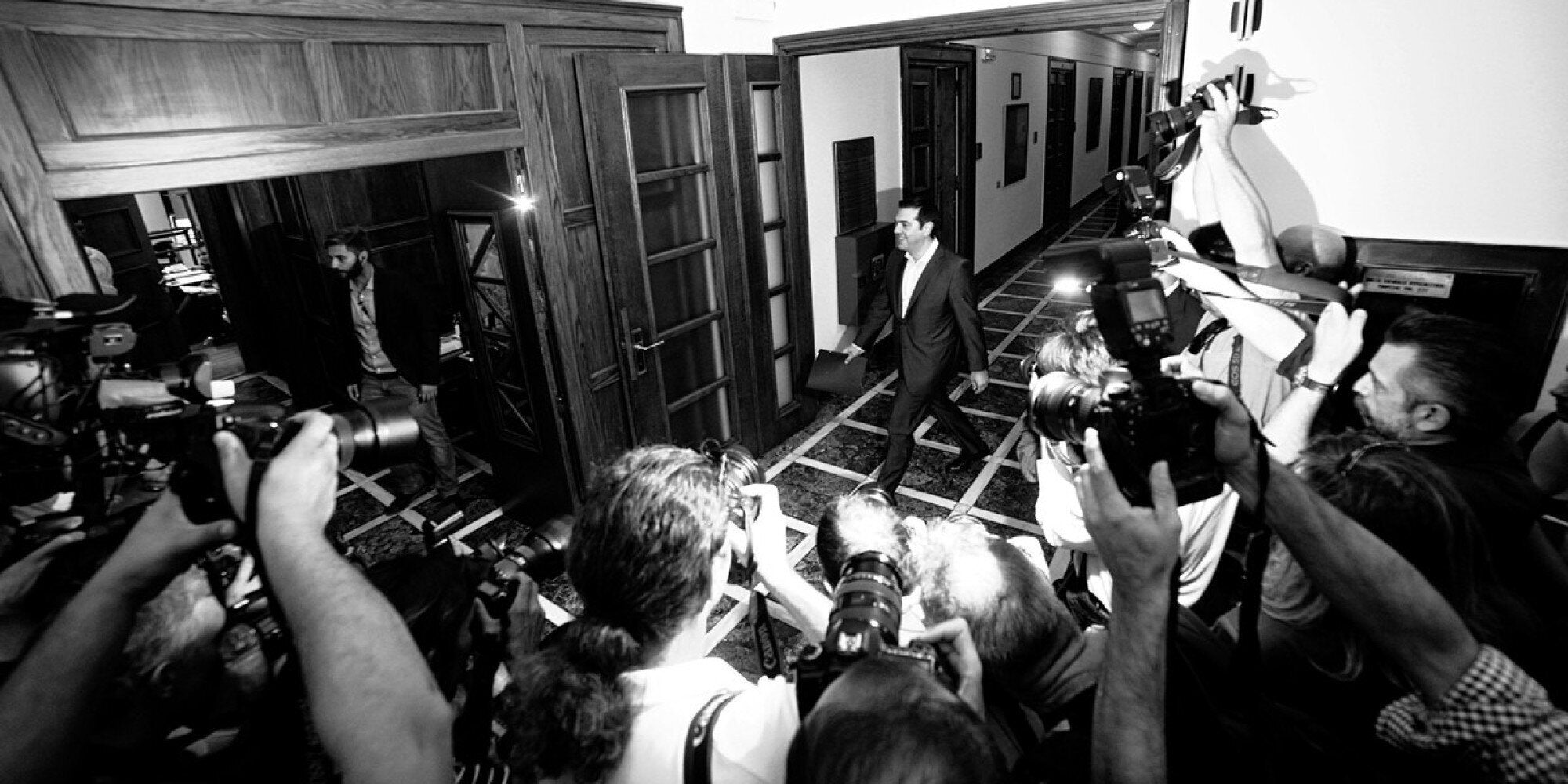O διεθνής Τυπος συνδέει τον ανασχηματισμό με την πρόθεση Τσίπρα να κλείσει η αξιολόγηση και να ξεκινήσει η συζήτηση για το χρέος