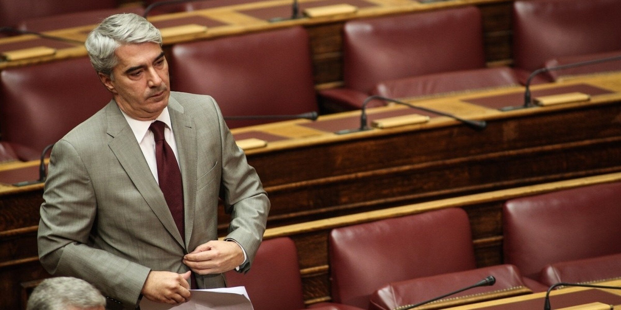 Σφοδρή αντιπαράθεση Κεδίκογλου – Παππά στη Βουλή για τις τηλεοπτικές άδειες