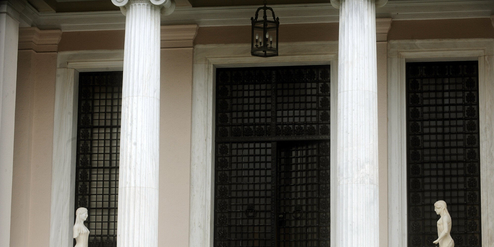 Κυβερνητικές πηγές κατηγορούν τον Κυριάκο Μητσοτάκη ότι απειλεί με απολύσεις σε Δημόσιο και δήμους