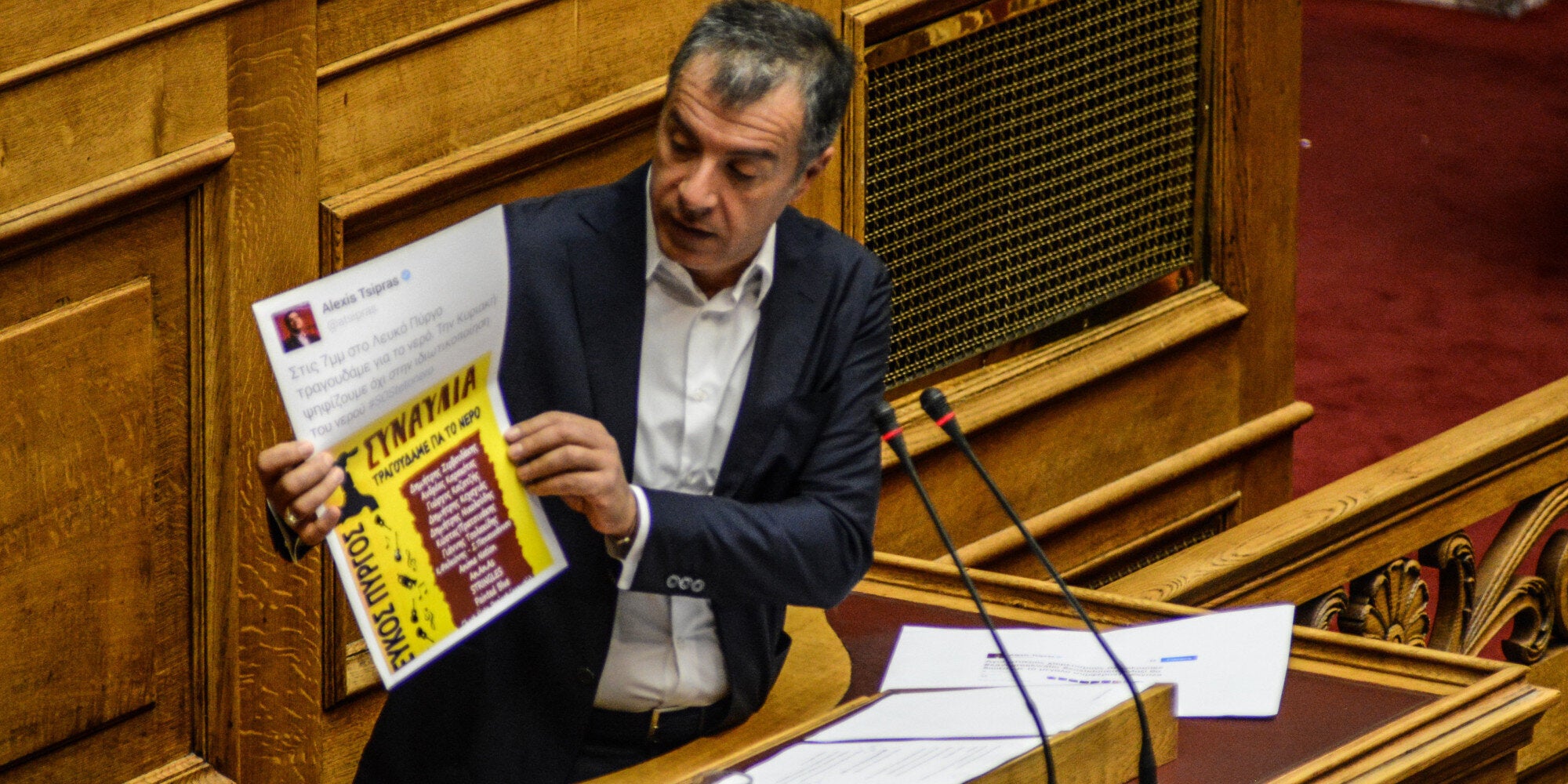 Θεοδωράκης: «Όταν μένεις χωρίς οξυγόνο υπογράφεις τα πάντα»