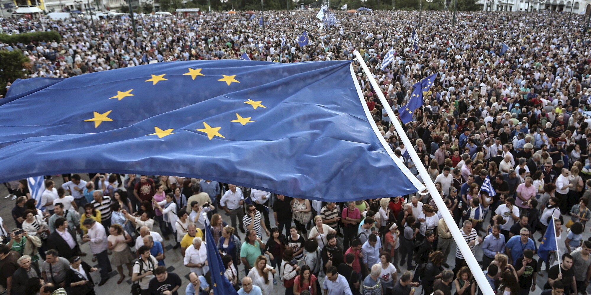 Διχασμένοι οι Έλληνες για το κατά πόσο είναι θετική ή όχι η συμμετοχή στην ΕΕ στην έρευνα της Palmos Analysis
