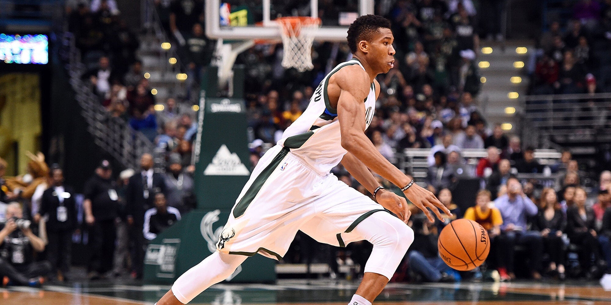 O Giannis οδηγεί τους Bucks στα playoffs