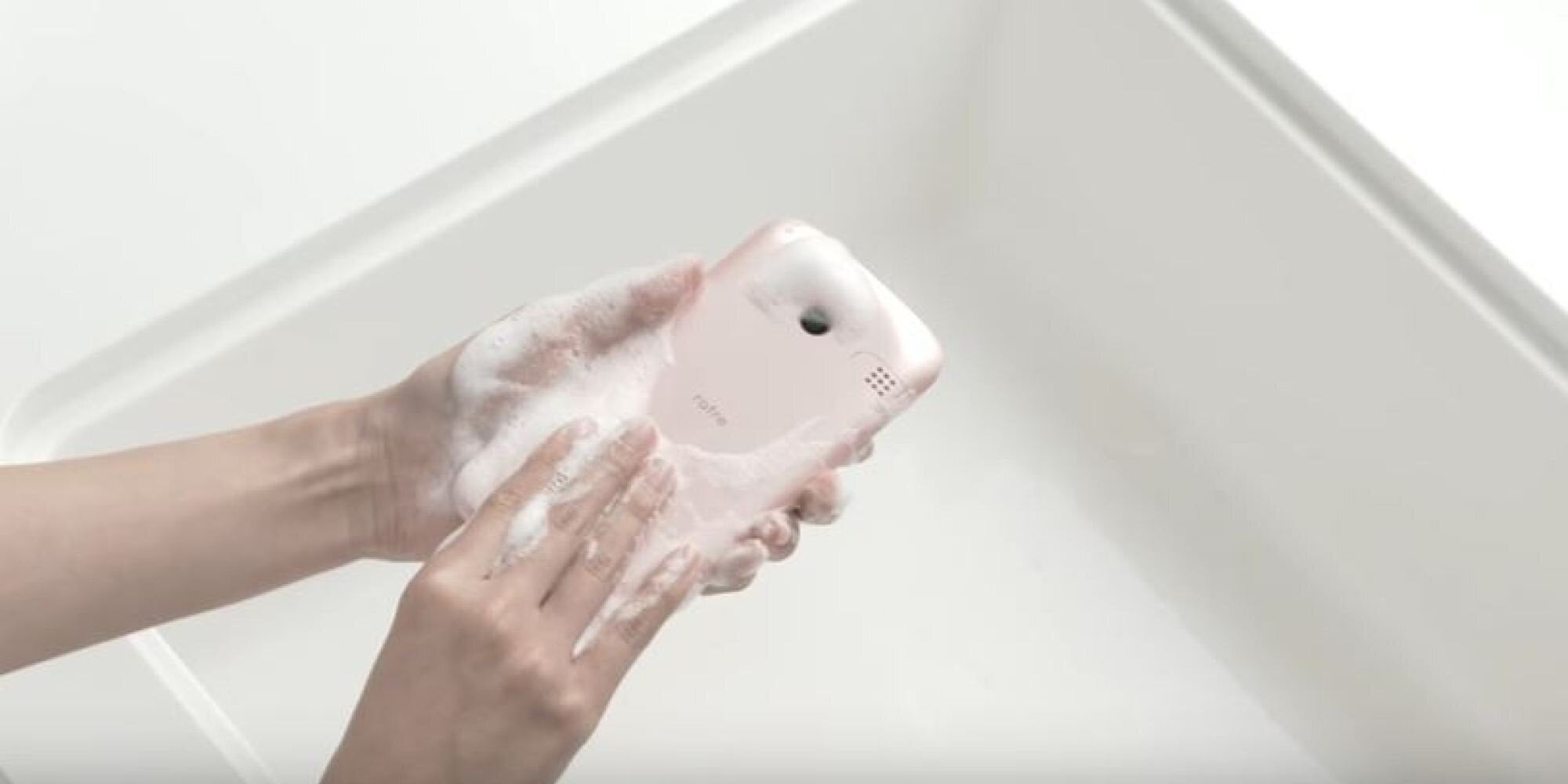 Kyocera rafre: Ένα smartphone που μπορεί να πλυθεί με νερό και σαπούνι