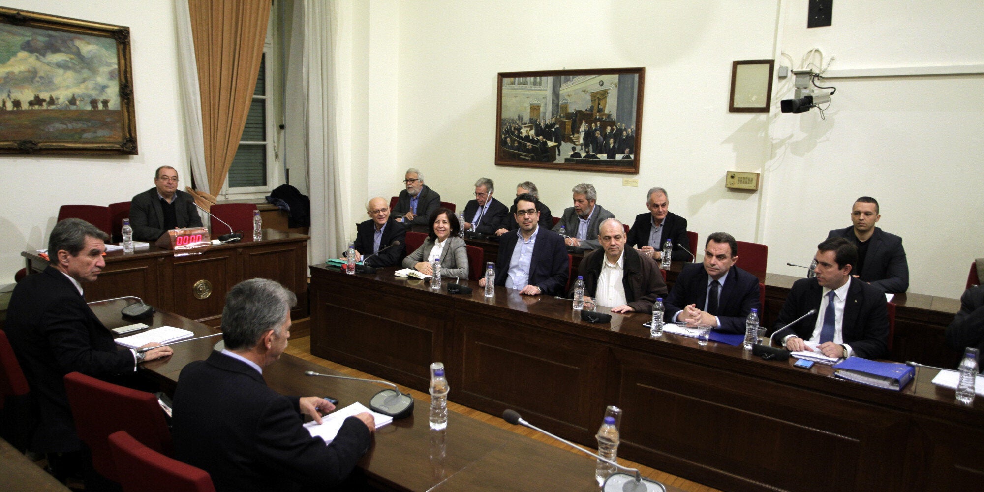 Παραδόθηκε στον πρόεδρο της Βουλής το τελικό πόρισμα της Εξεταστικής για τα δάνεια κομμάτων και των ΜΜΕ