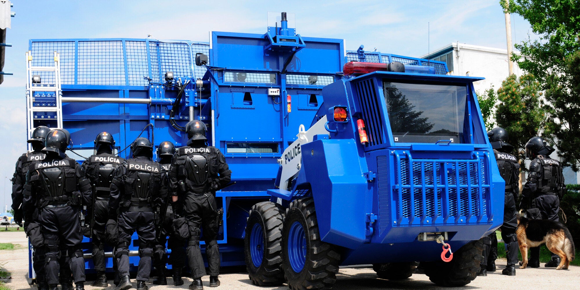 Τηλεχειριζόμενο όχημα για προστασία των αστυνομικών δυνάμεων καταστολής ταραχών