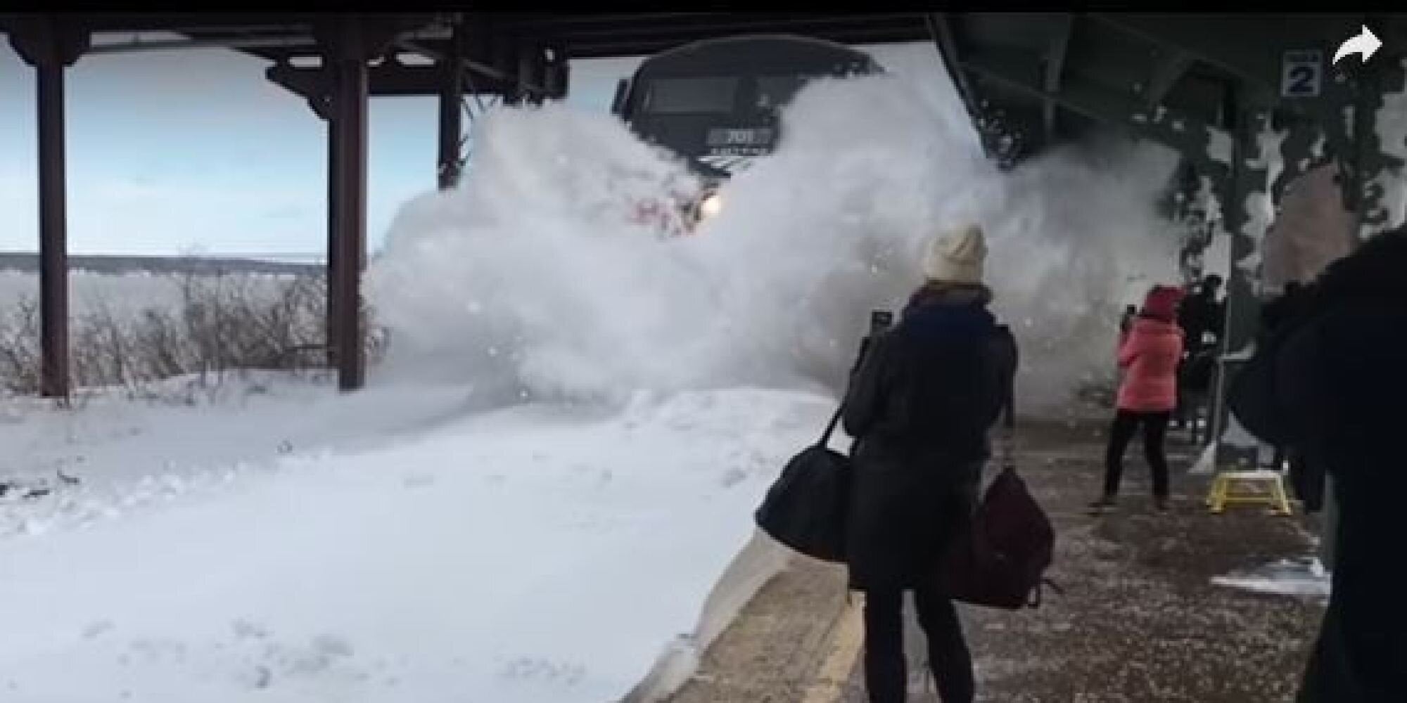 Τρένο περνά από χιονισμένες ράγες, κάνοντας…χιονάνθρωπους τους παρευρισκομένους