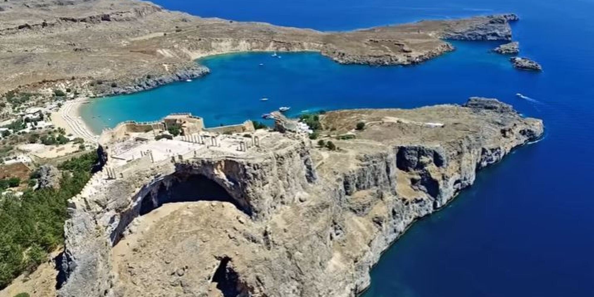 Πετώντας πάνω από τη μαγευτική Λίνδο: Η «πατρίδα» του Κολοσσού της Ρόδου