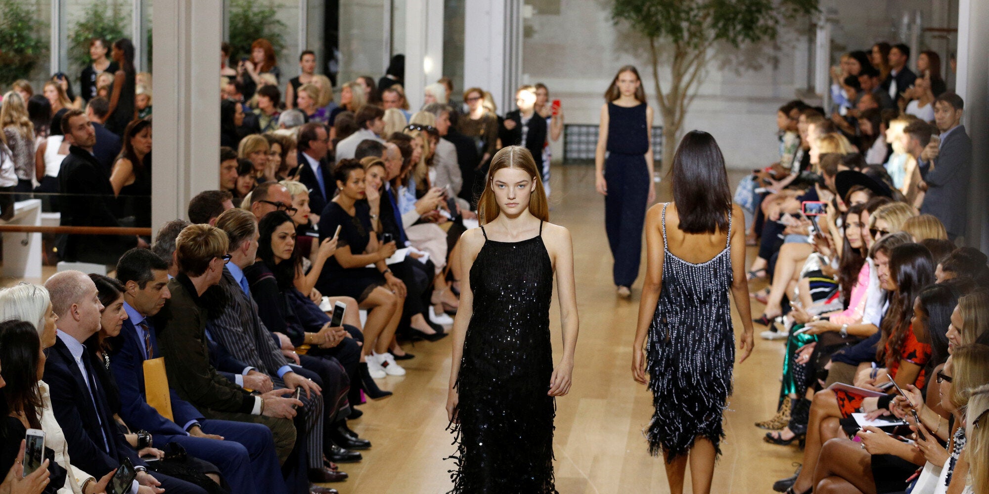 Tσάι με επίδειξη μόδας του οίκου Oscar de la Renta για καλό σκοπό