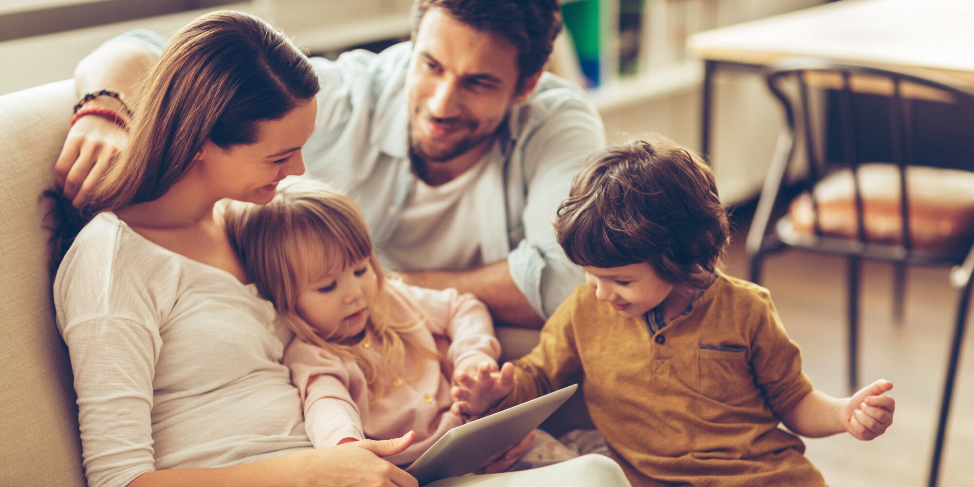 Για 12 χρόνια οι γονείς όλων των χωρών της ΕΕ θα έχουν δικαίωμα στη μερική απασχόληση. Τι προβλέπει η νομοθεσία που προωθεί η Κομισιόν