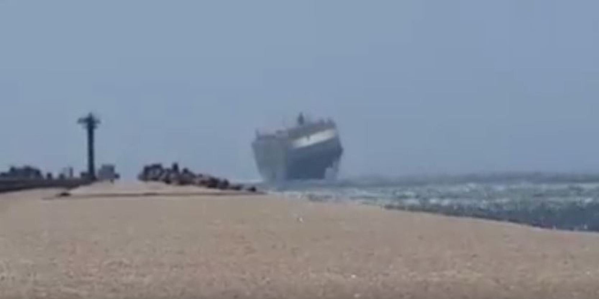 Στο χείλος της καταστροφής: Μάχη οχηματαγωγού πλοίου με τους ανέμους στη Νότια Αφρική (βίντεο)