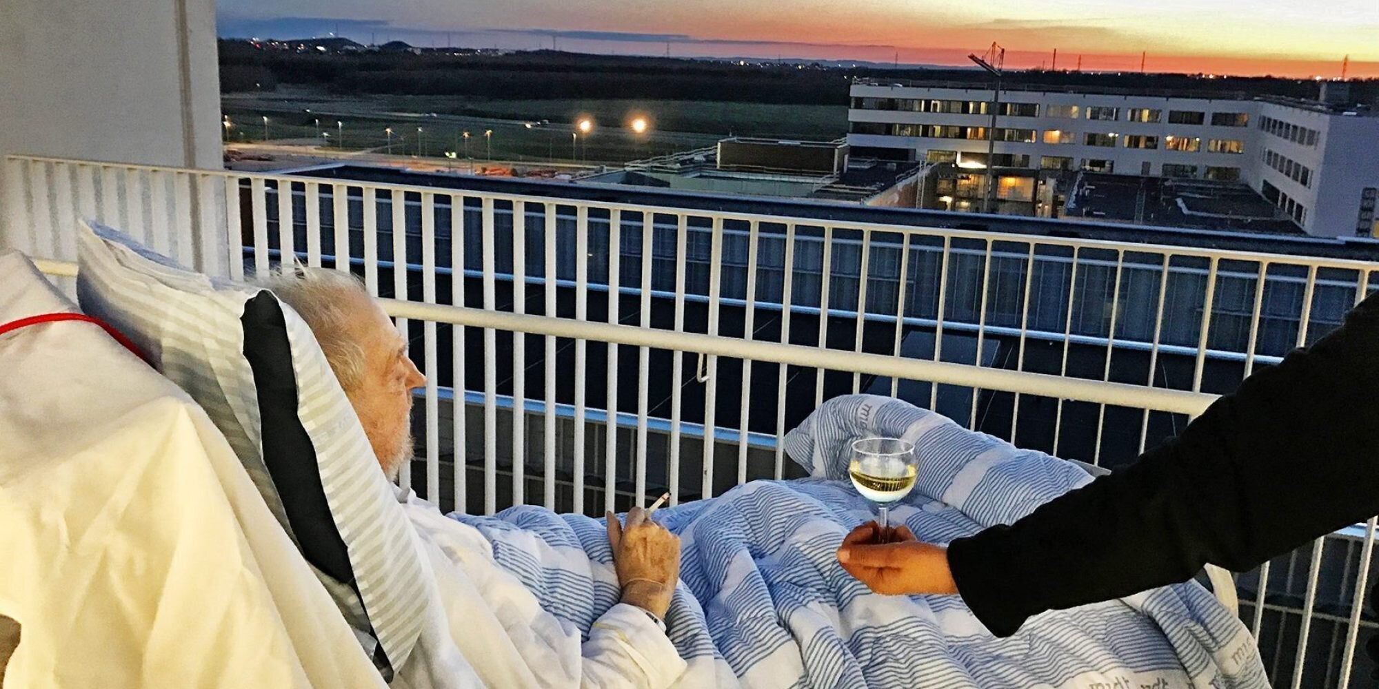 Ένα τσιγάρο και ένα ποτήρι κρασί: Η τελευταία επιθυμία ενός ετοιμοθάνατου γίνεται viral στα social media