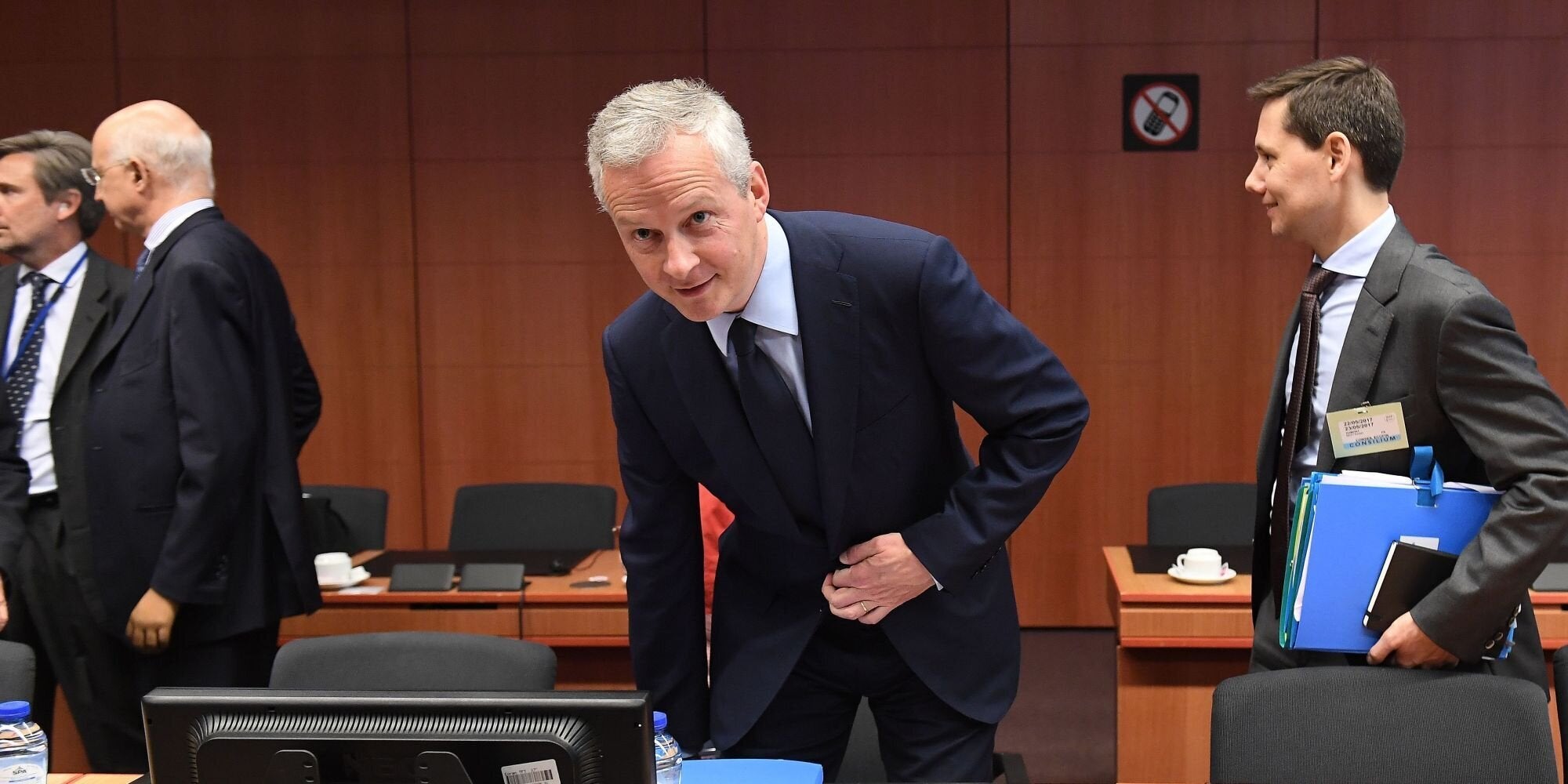 Αισιόδοξος ότι ως το επόμενο Eurogroup θα έχει κλείσει η β’ αξιολόγηση, ο Γάλλος υπουργός Οικονομίας