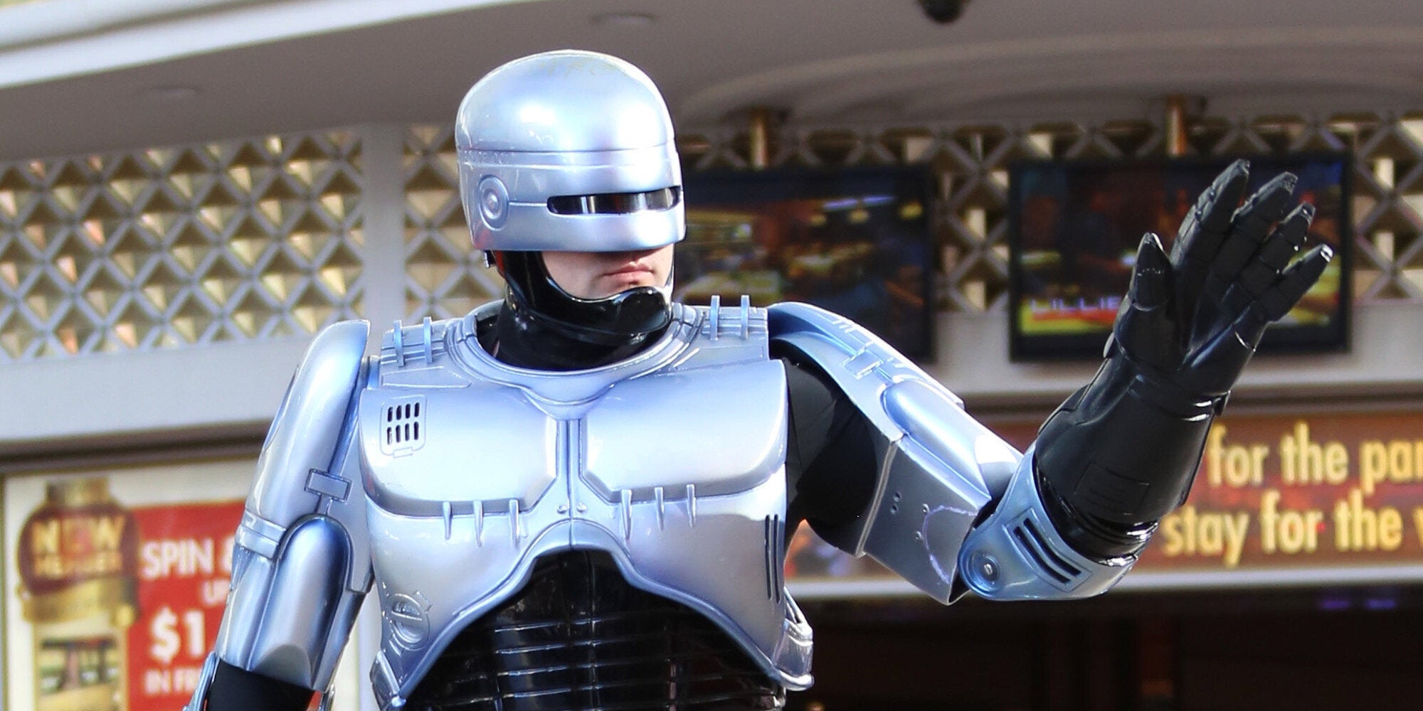 «Robocop» στο Ντουμπάι: Αστυνομικό ρομπότ θέτουν σε υπηρεσία οι αρχές