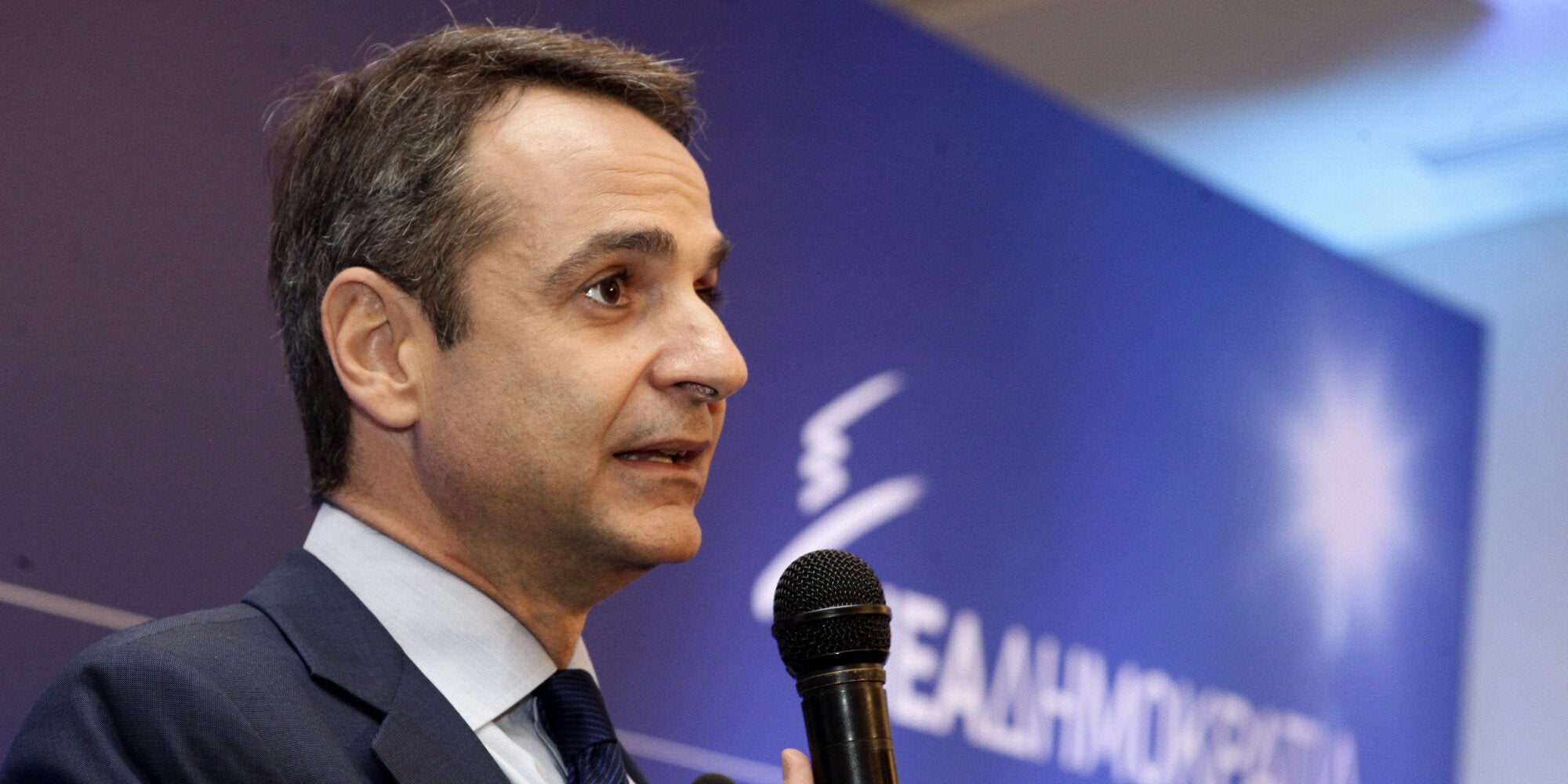 Μητσοτάκης σε καφενείο στην Καλλιθέα: Θέλω να βρουν τα παιδιά σας δουλειά κι εσείς να έχετε αξιοπρεπή σύνταξη