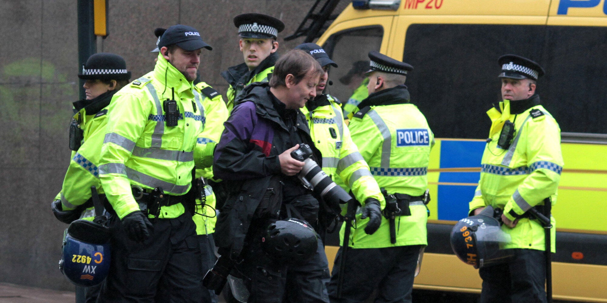 Άνδρας ντυμένος τεράστιο πέος καταζητείται από την αστυνομία του West Yorkshire