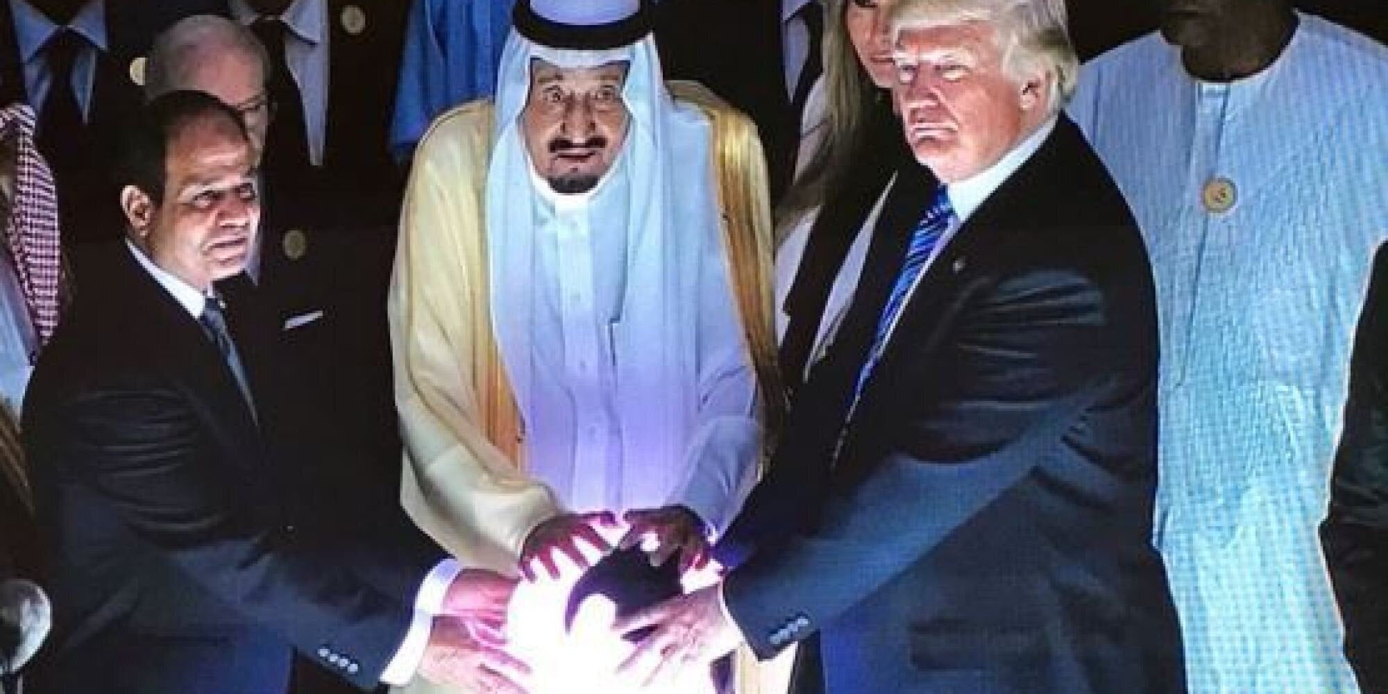 Ο Τραμπ και η φωτεινή σφαίρα. Αυτή η φωτογραφία του Τραμπ ήταν αδύνατον να μην σχολιαστεί