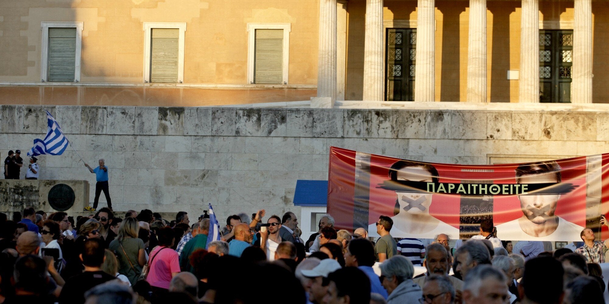 Οι «Παραιτηθείτε» ξανά στο Σύνταγμα