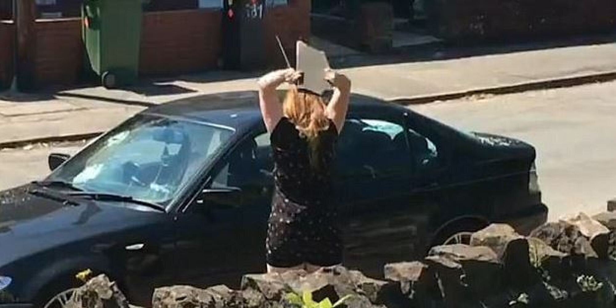 ΒΙΝΤΕΟ: Έμαθε πως την απατά και άρχισε να καταστρέφει την BMW του