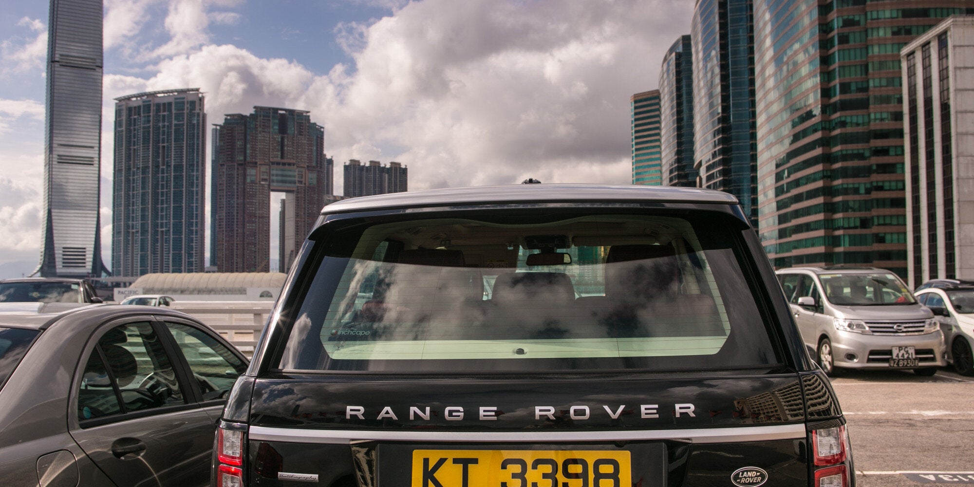 Πώς γίνεται μια θέση πάρκινγκ να στοιχίζει 592.000 ευρώ; (και μάλιστα να βρεθεί κάποιος να την αγοράσει)