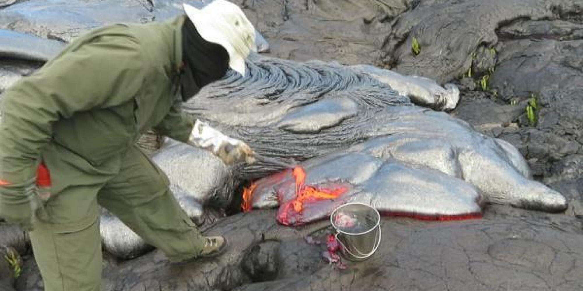 Το πιο απολαυστικό βίντεο που θα δείτε σήμερα περιλαμβάνει καυτή λάβα και έναν κουβά με νερό