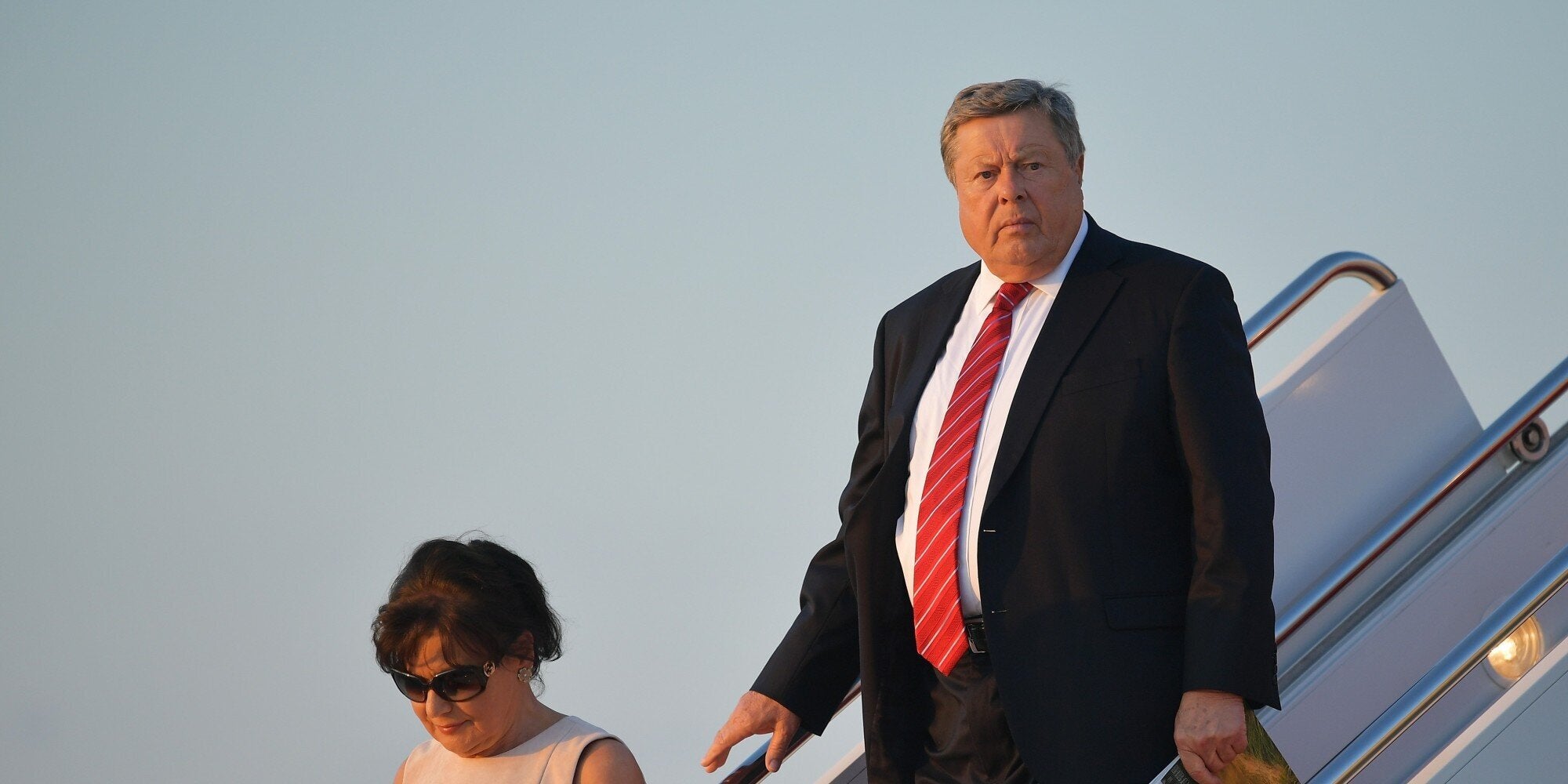 Εσείς μπορείτε να καταλάβετε με ποιον μοιάζει ο πατέρας της Μελάνια;