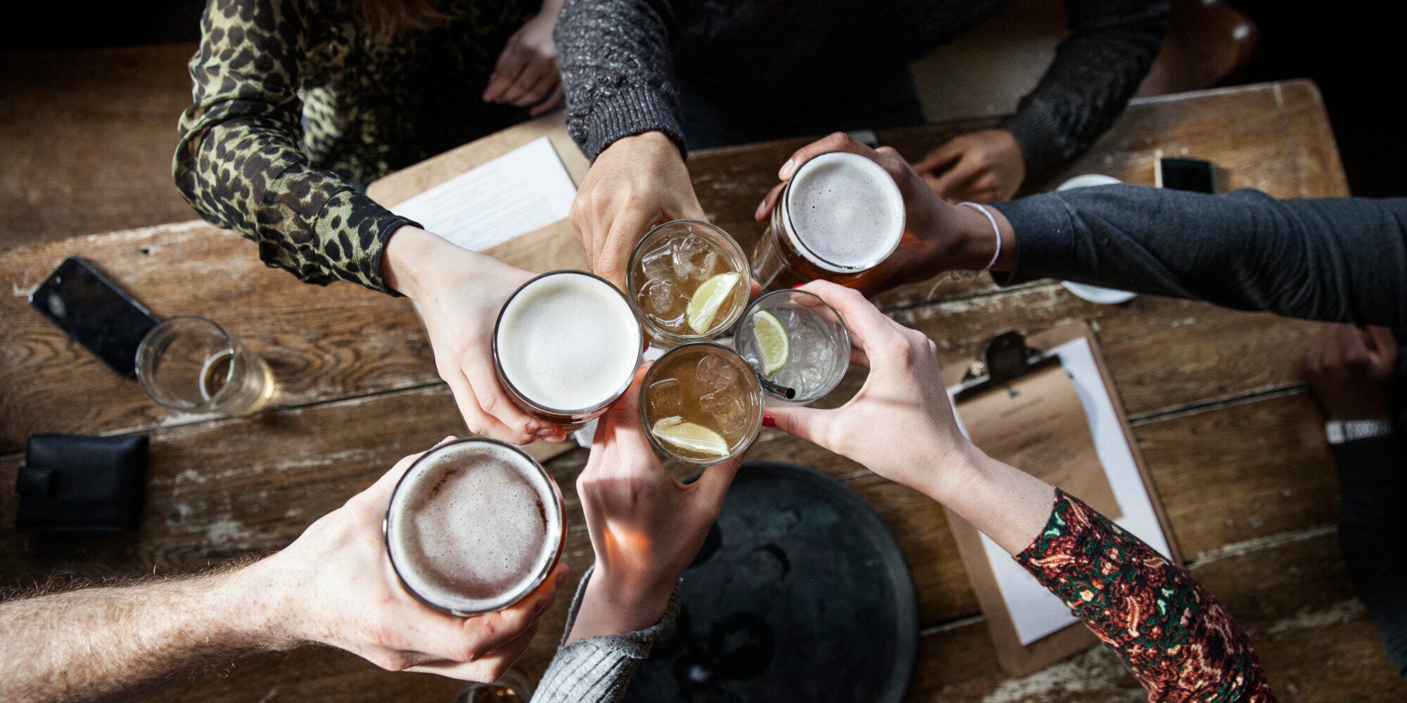 Ερευνητές της Οξφόρδης και του University College καταλήγουν: Και η μέτρια κατανάλωση αλκοόλ φθείρει τον εγκέφαλο