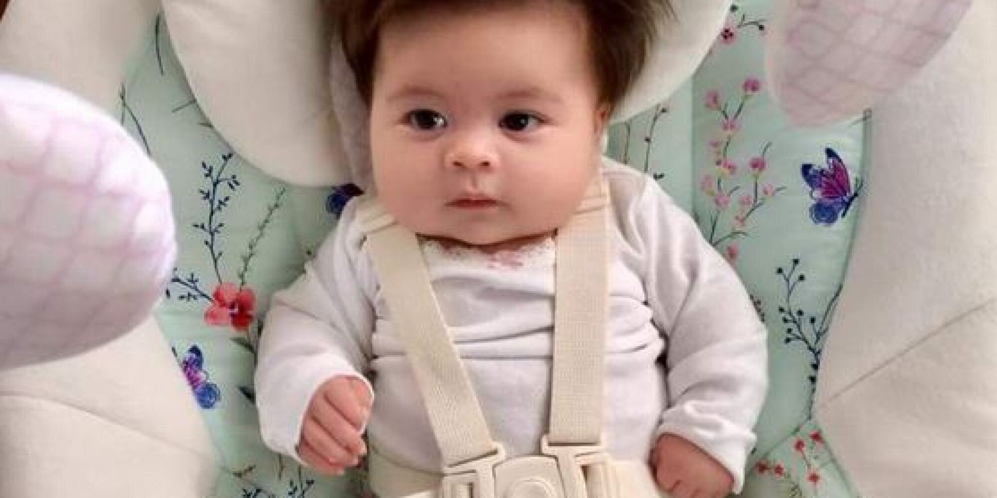 Αυτό το μωρό έχει σίγουρα πιο πυκνά μαλλιά από εμάς και δεν το χορταίνουμε