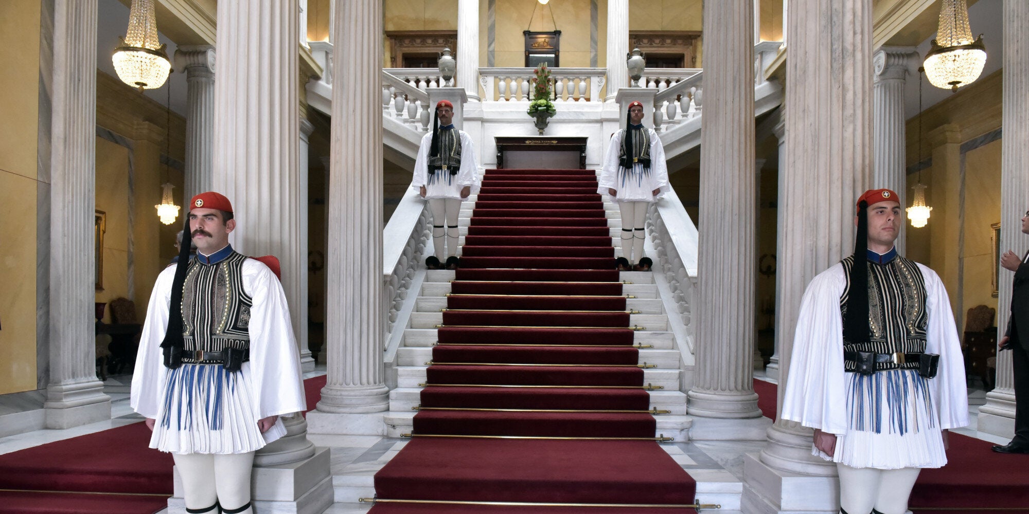 Πεδίο μάχης οι… κήποι του Προεδρικού Μεγάρου