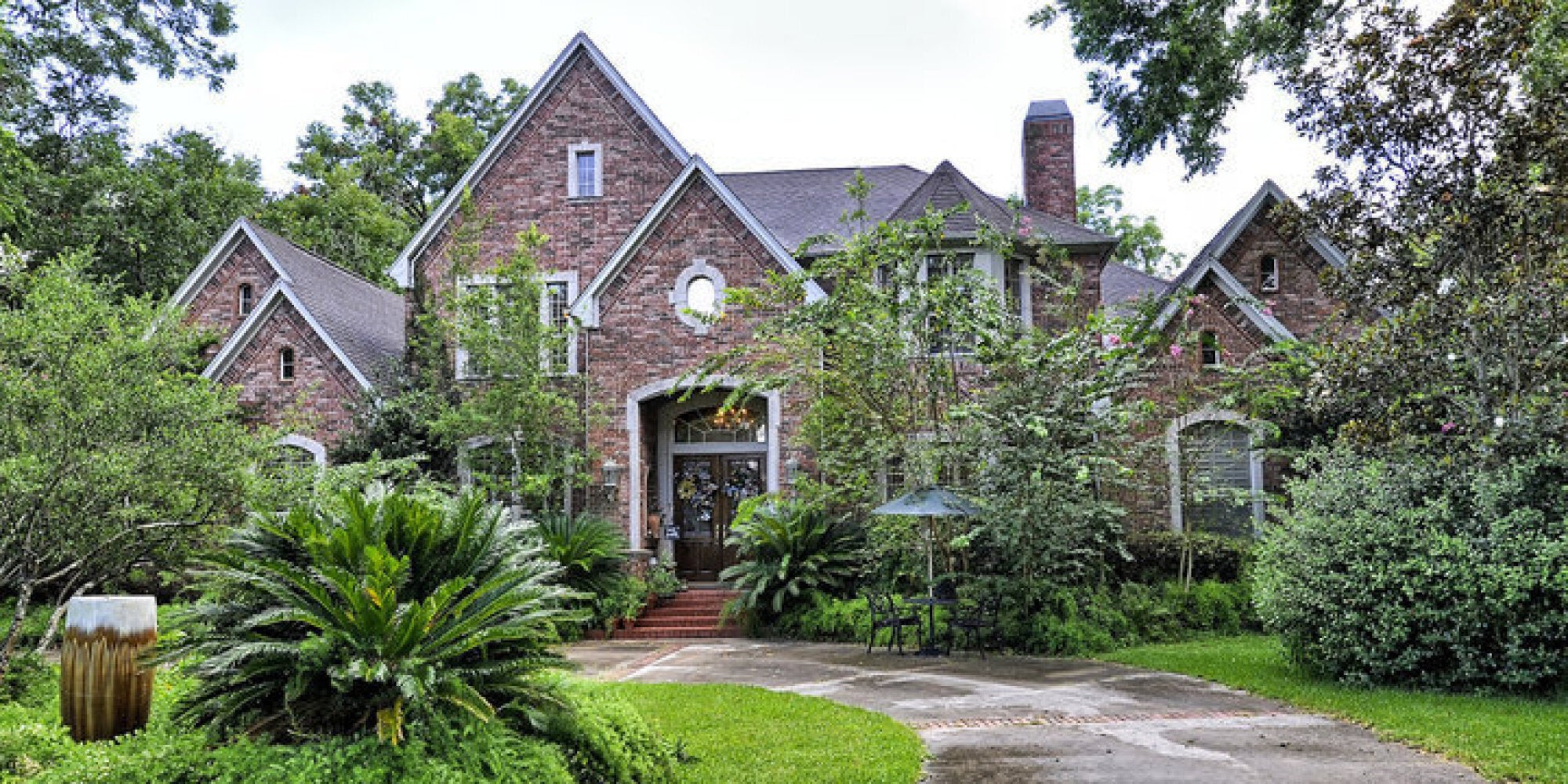 Δεν μπορείτε να φανταστείτε πώς είναι το εσωτερικό αυτού του, φαινομενικά φυσιολογικού, σπιτιού προς πώληση