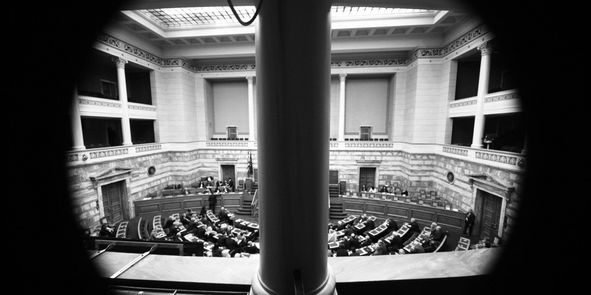 Καμία εμπιστοσύνη των πολιτών στις κυβερνήσεις. Μόλις το 13% δηλώνει ικανοποιημένο σύμφωνα με τον ΟΟΣΑ