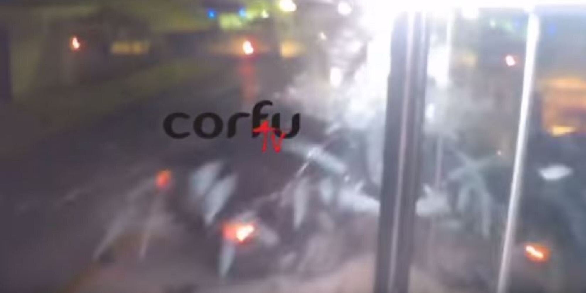 Βίντεο: Παραλίγο τραγωδία στην Κέρκυρα- τρεις σώθηκαν από θαύμα από αυτοκίνητο που έπεσε σε βιτρίνα