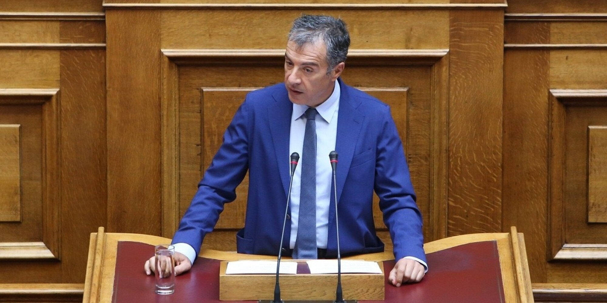 Θεοδωράκης: ΝΔ και ΠΑΣΟΚ εξέθρεψαν το κομματικό κράτος. Μόνο ενδιαφέρον τους οι «στρατιές των πελατών»