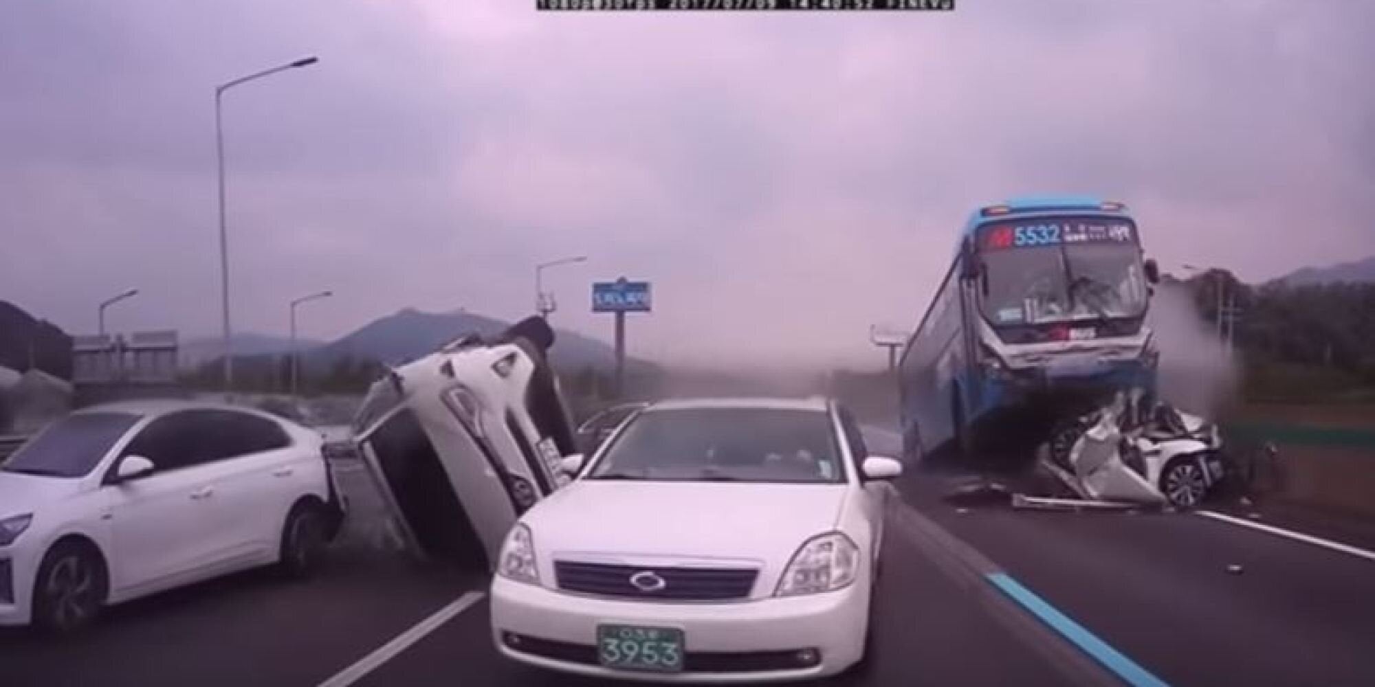 Νότια Κορέα: Εφιάλτης σε αυτοκινητόδρομο. Λεωφορείο «προσγειώθηκε» επάνω σε διερχόμενα αυτοκίνητα προκαλώντας χάος