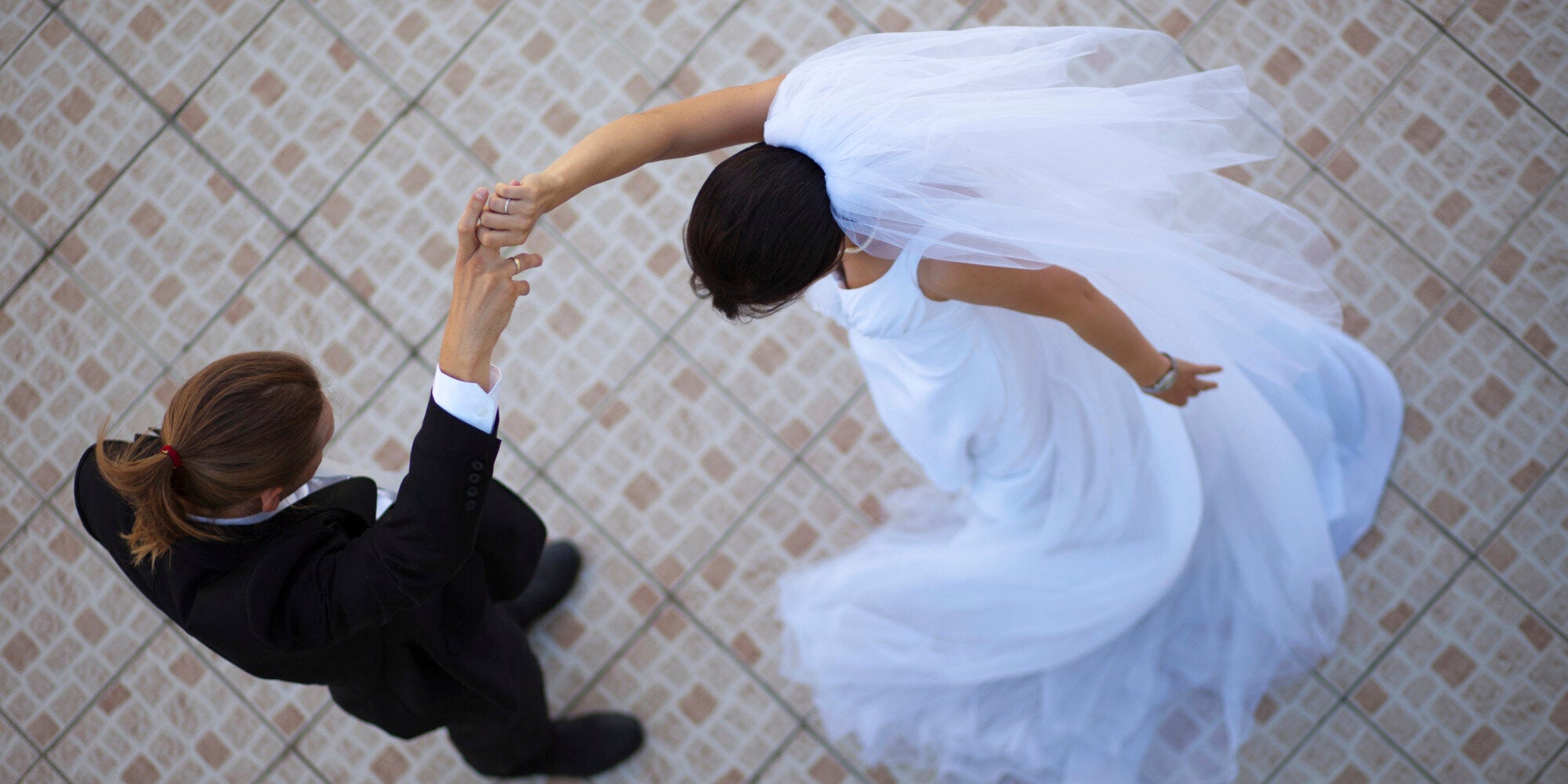 Βίντεο: Κουμπάρος και παράνυμφος πάνε να εντυπωσιάσουν κάνοντας ακροβατική είσοδο στον γάμο και καταλήγουν στο έδαφος