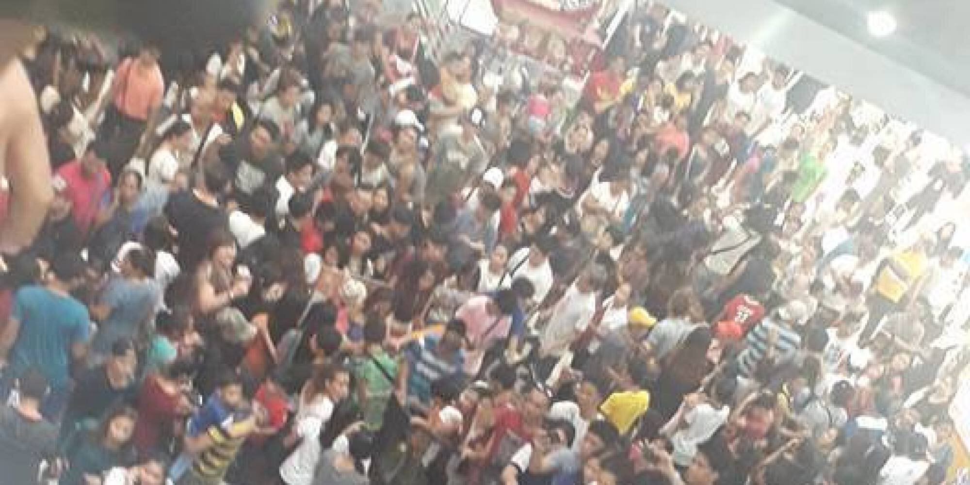 Παραλίγο να ποδοπατηθούν για να αγοράσουν μπέργκερ που ήταν σε προσφορά