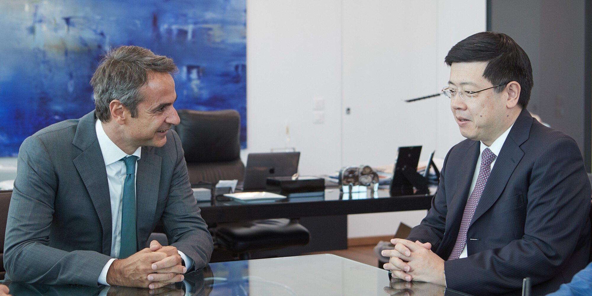 Οι προοπτικές διμερούς συνεργασίας στη συνάντηση Μητσοτάκη με τον Πρέσβη της Κίνας