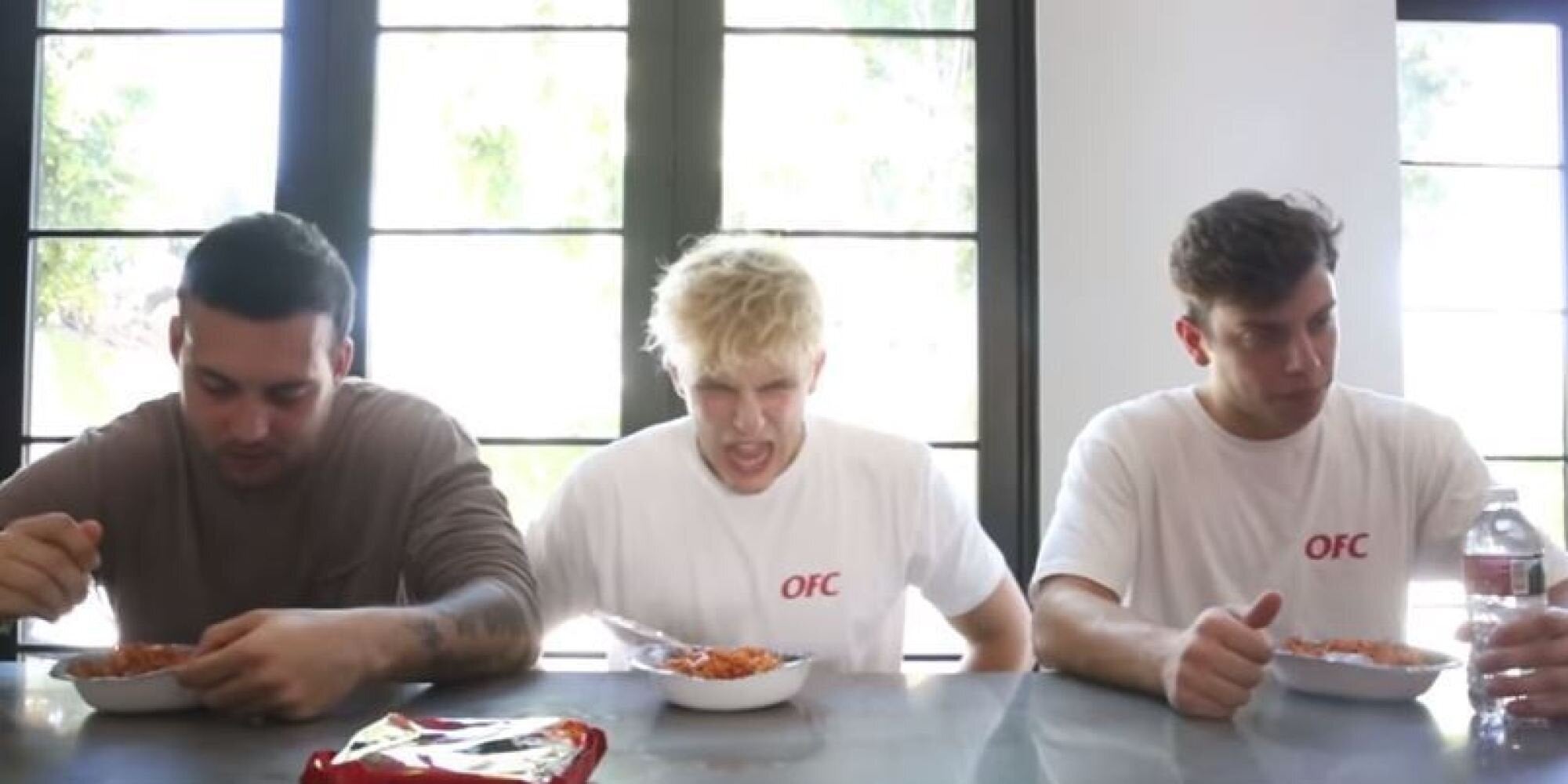 Ο κόσμος επιμένει να δοκιμάζει τα πιο καυτερά noodles του εμπορίου και να τα αποτελέσματα