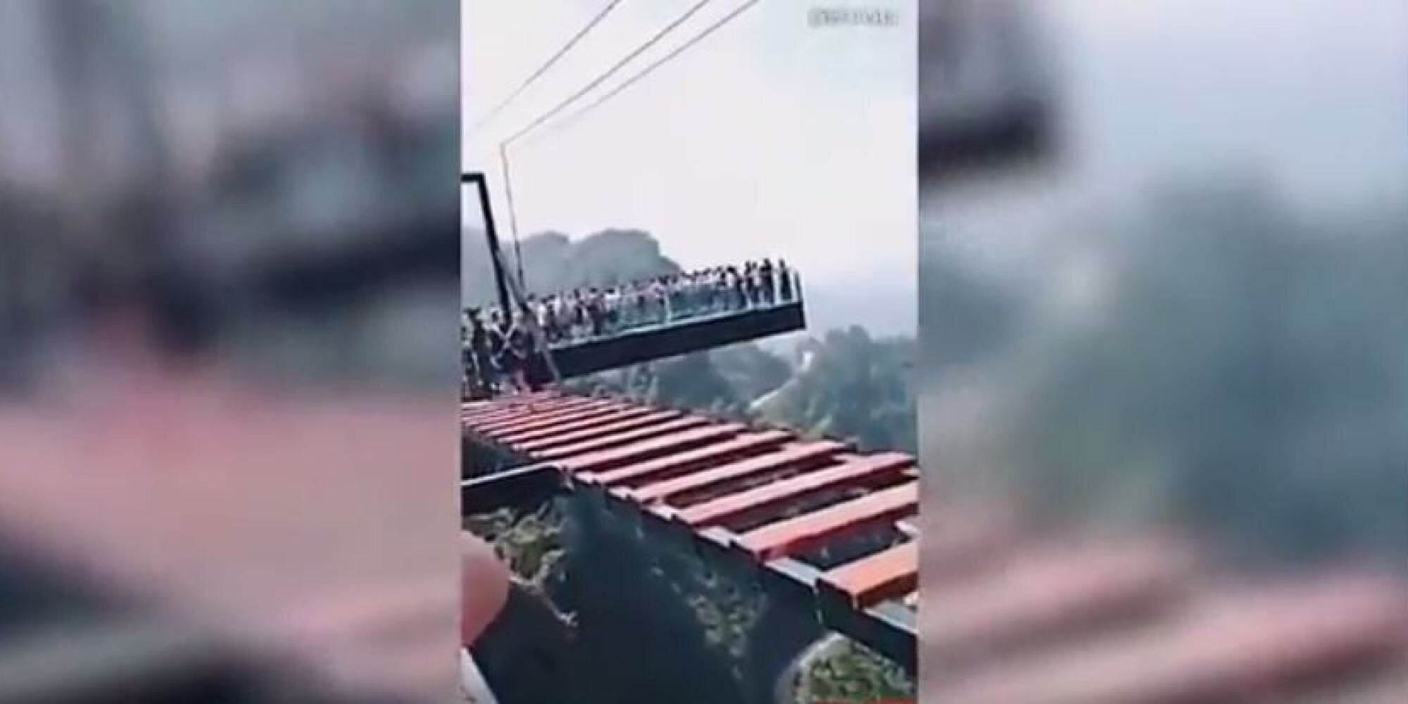 Η δοκιμασία της γέφυρας. Ποιος θα επιδείξει περισσότερο θάρρος; Κορίτσια εναντίον αγοριών