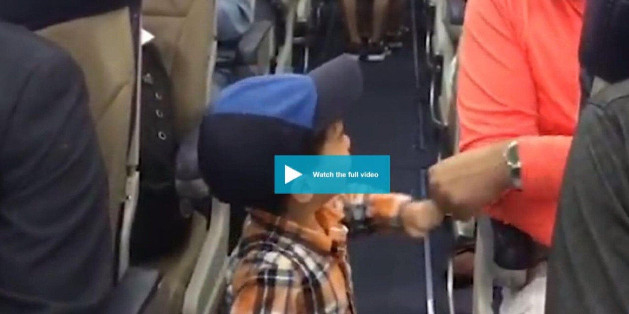 Δίχρονο αγοράκι κάνει fist-bump σε επιβάτες αεροπλάνου, κατά τη διάρκεια της επιβίβασης του