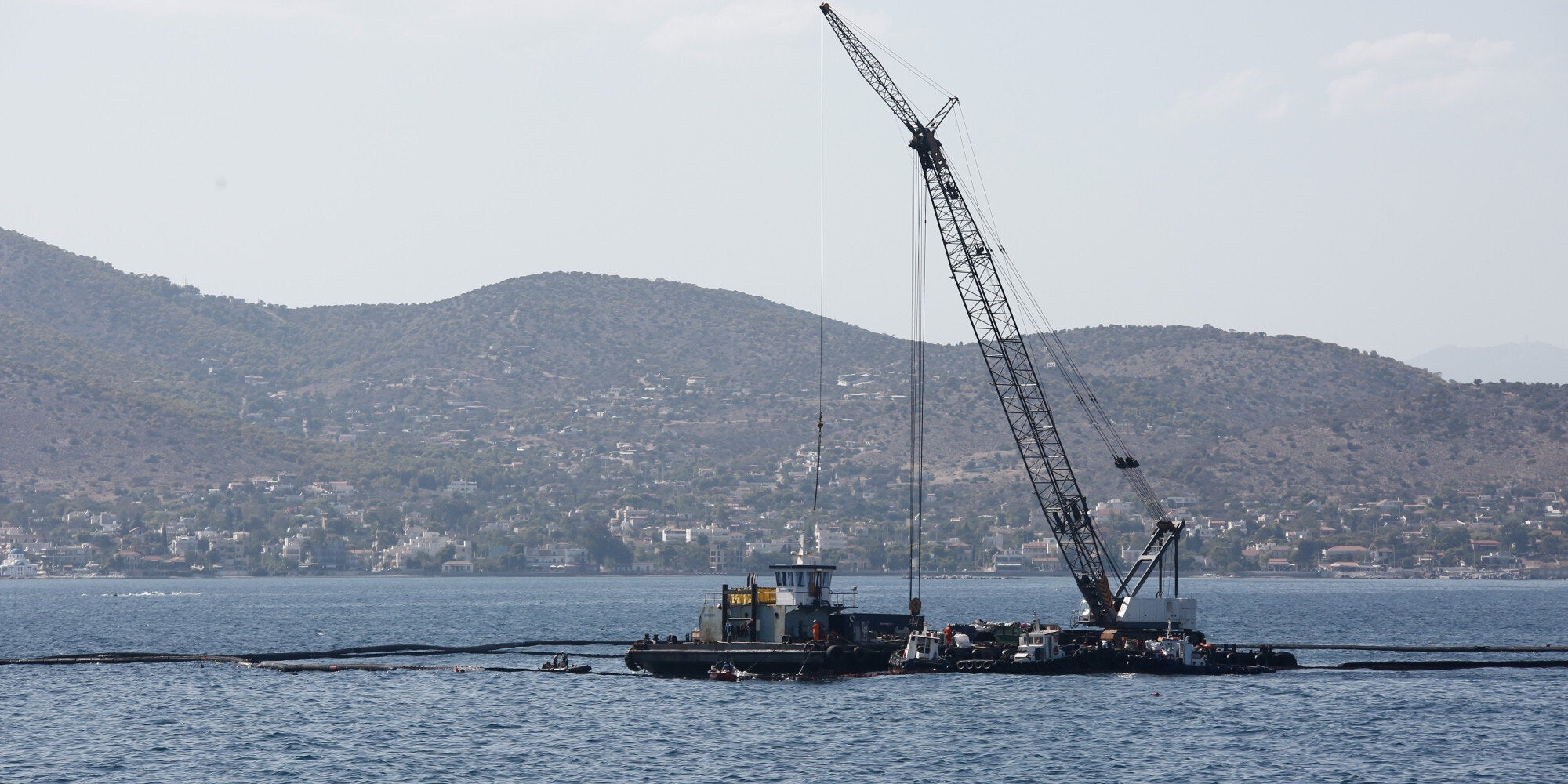 Αναζωπύρωση της αντιπαράθεσης για την πετρελαιοκηλίδα: Τι λέει ο EMSA- πυρά από ΝΔ. Η απάντηση Κουρουμπλή