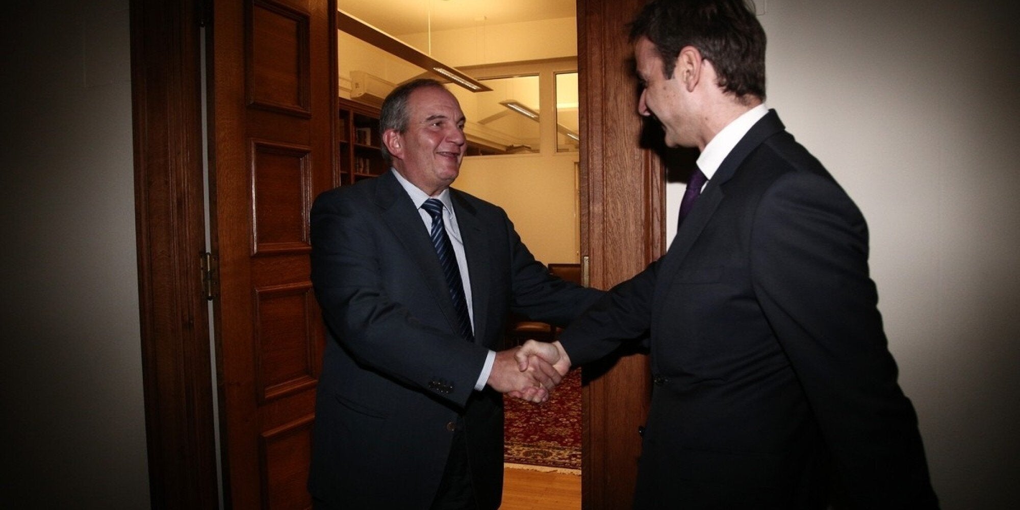 Συνάντηση Μητσοτάκη – Καραμανλή στη Βουλή