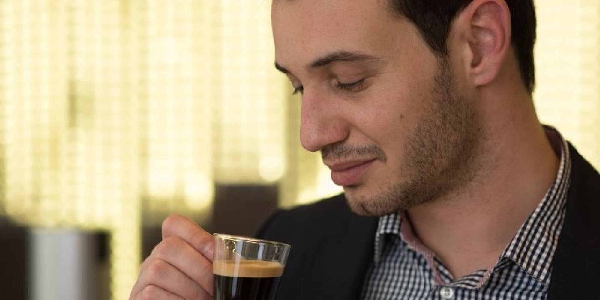 Ο Μιχάλης Καφατσάκης ξέρει πώς σας αρέσει να πίνετε τον καφέ σας