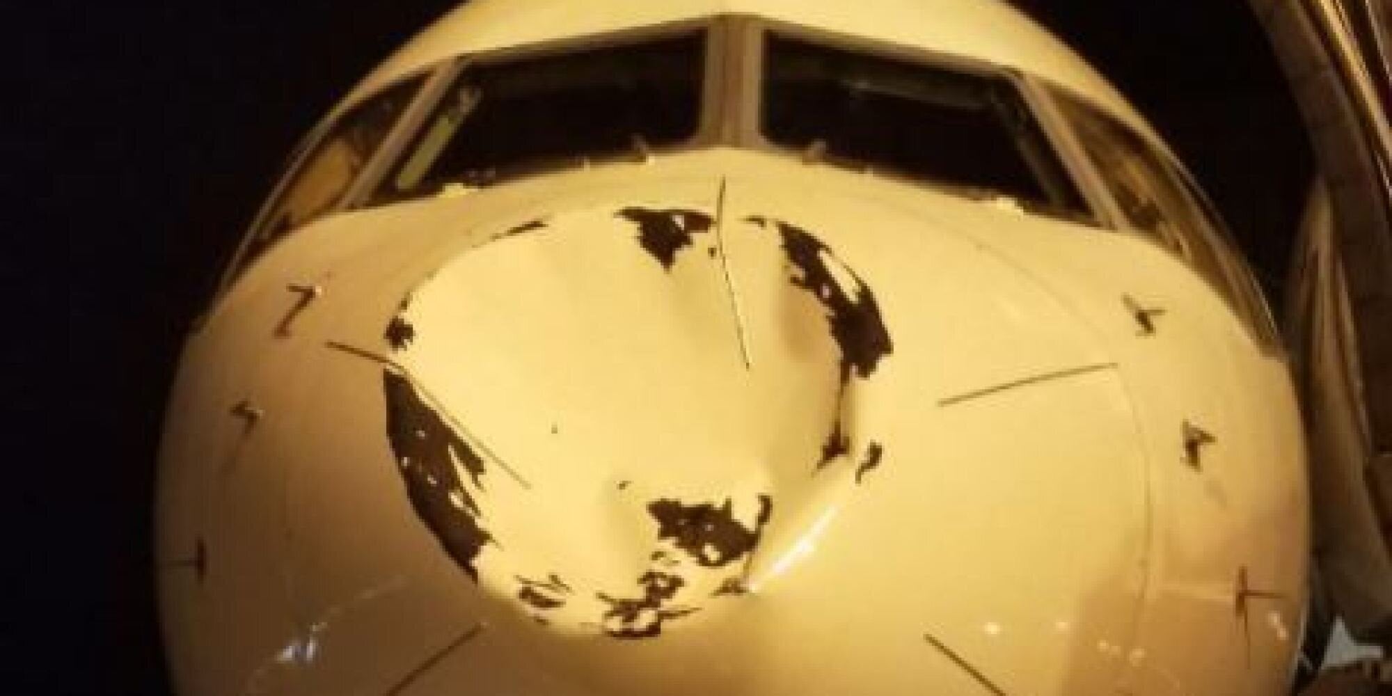 Μυστήριο ατύχημα στον αέρα: Tι μπορεί να προκάλεσε αυτή τη ζημιά σε αεροπλάνο που μετέφερε ομάδα του NBA;