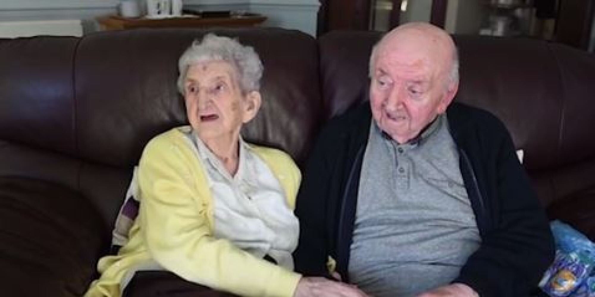 Το μητρικό ένστικτο δεν έχει ηλικία: 98χρονη μητέρα μετακομίζει για να φροντίζει τον 80χρονο γιο της