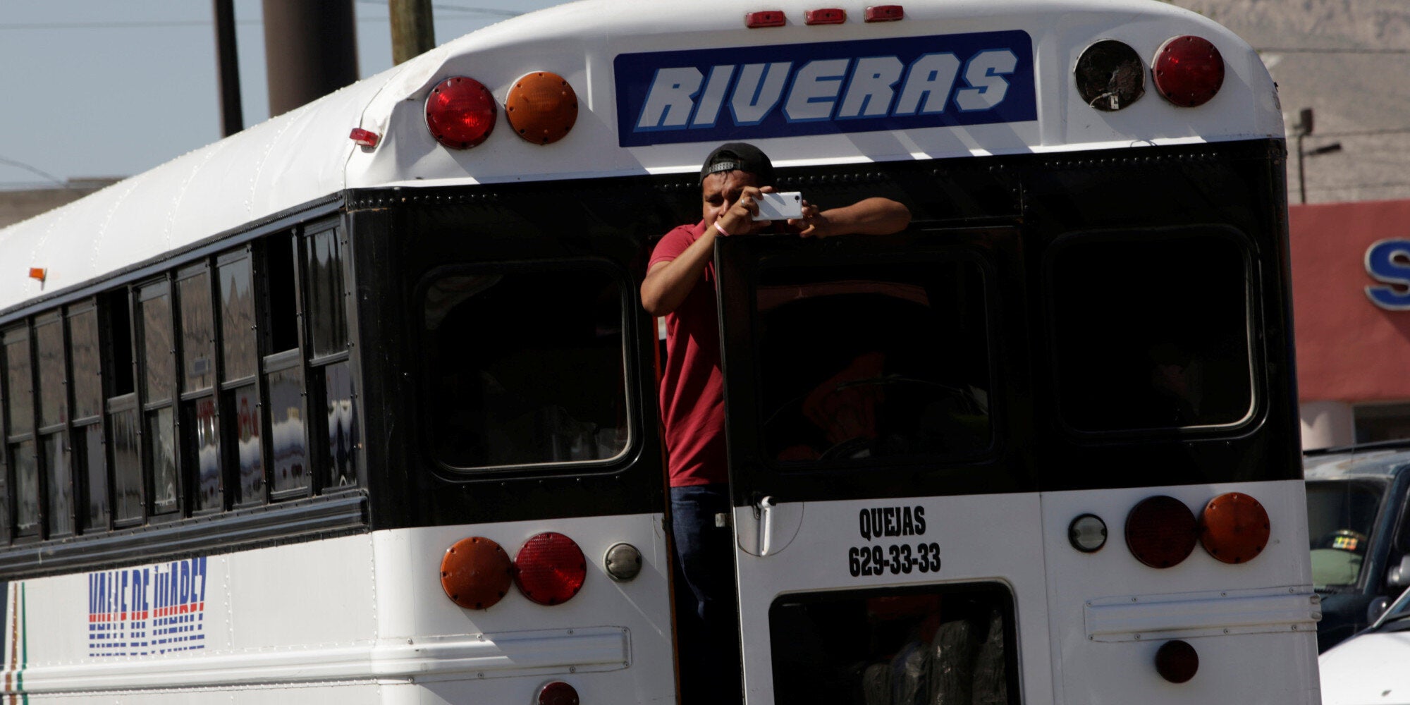 Οδηγός λεωφορείου αφήνει το τιμόνι, σηκώνεται και χορεύει μπροστά στους επιβάτες