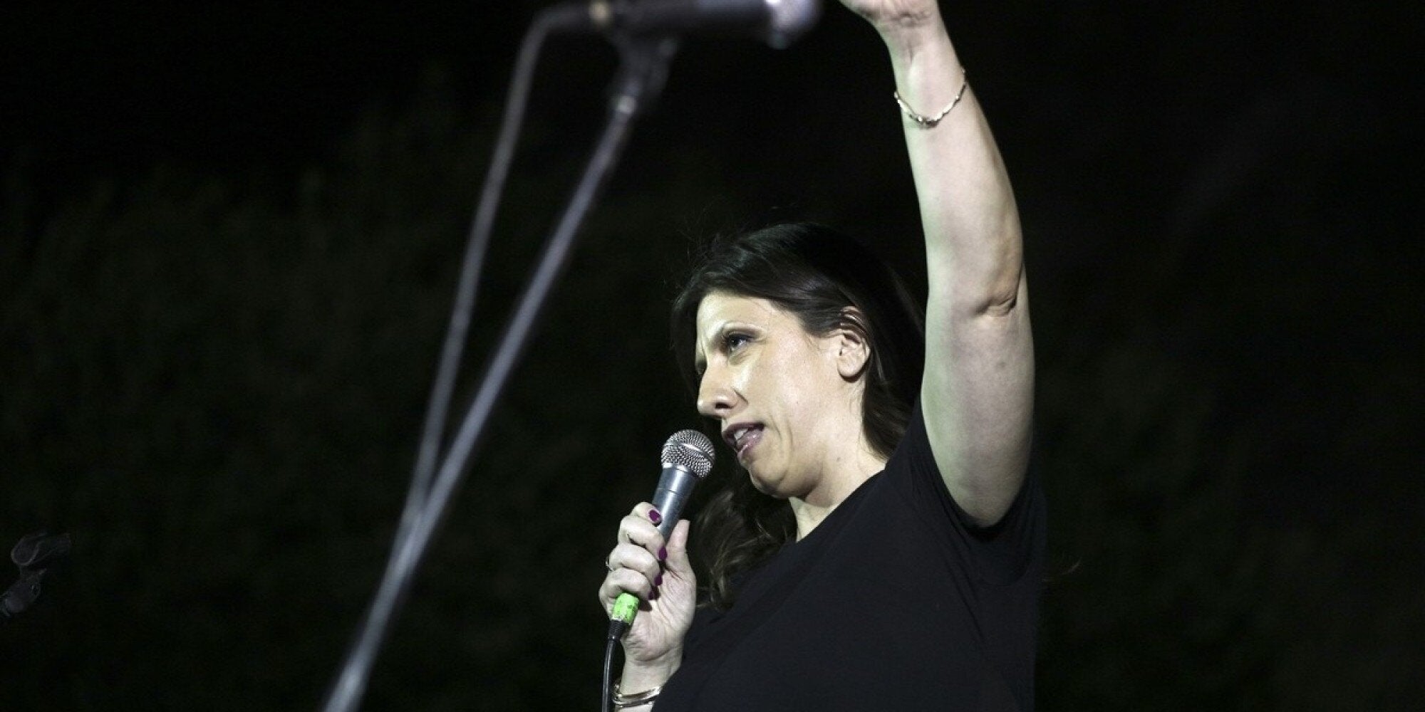 Η Ζωή Κωνσταντοπούλου σηκώνει τη μπάρα και περνά χωρίς να πληρώσει διόδια (και όλο αυτό το καταγράφει σε βίντεο)