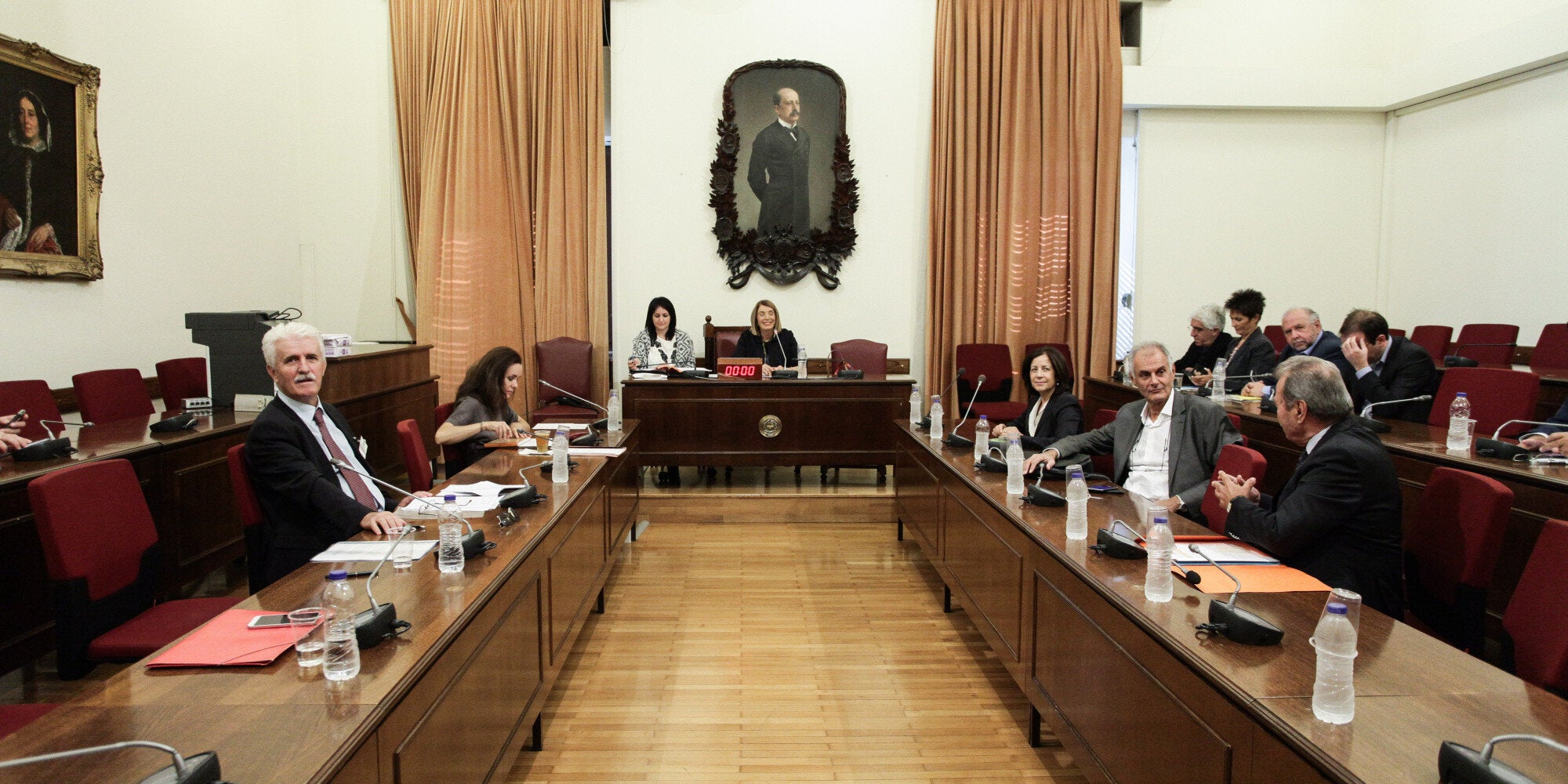 Η σύνταξη της προκήρυξης για τα κανάλια έχει ξεκινήσει, ενημέρωσε το ΕΣΡ τη Βουλή. Τι μπορεί να τη «φρενάρει»