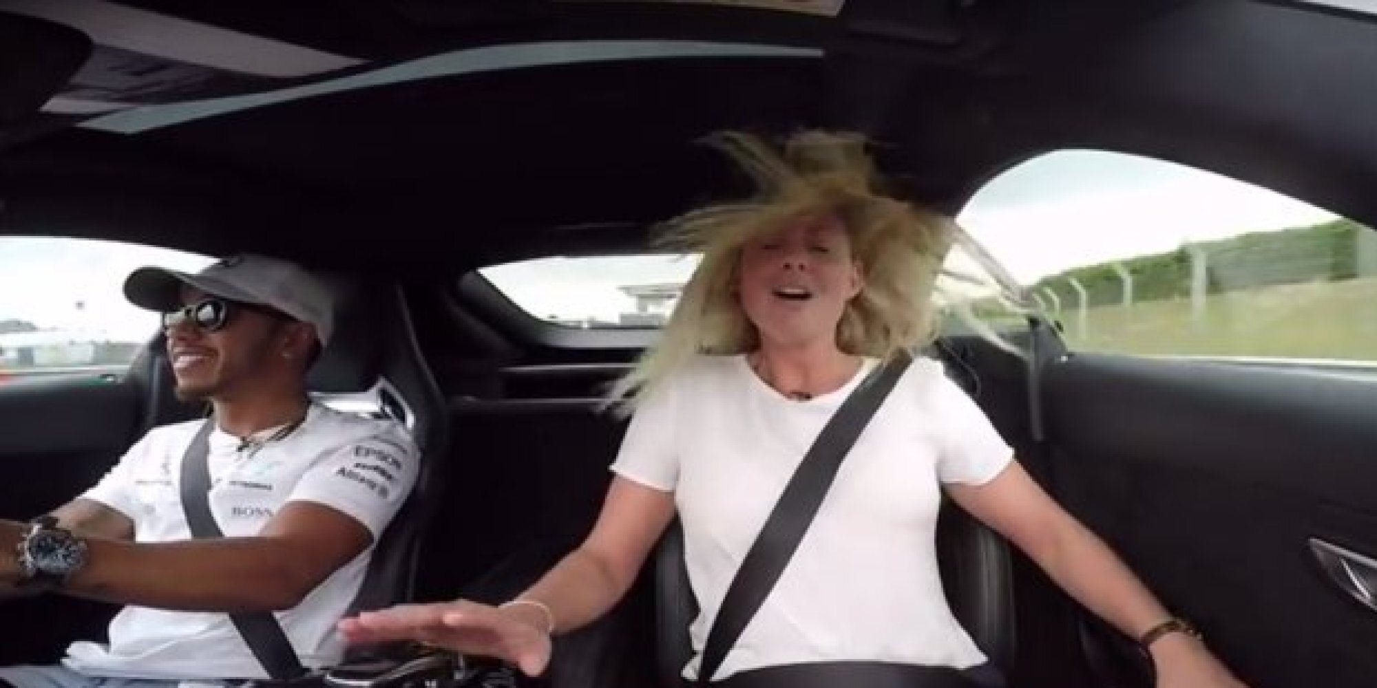 Συνέντευξη υψηλών ταχυτήτων: Με τον Λιούις Χάμιλτον στο τιμόνι, η δημοσιογράφος τα χρειάστηκε